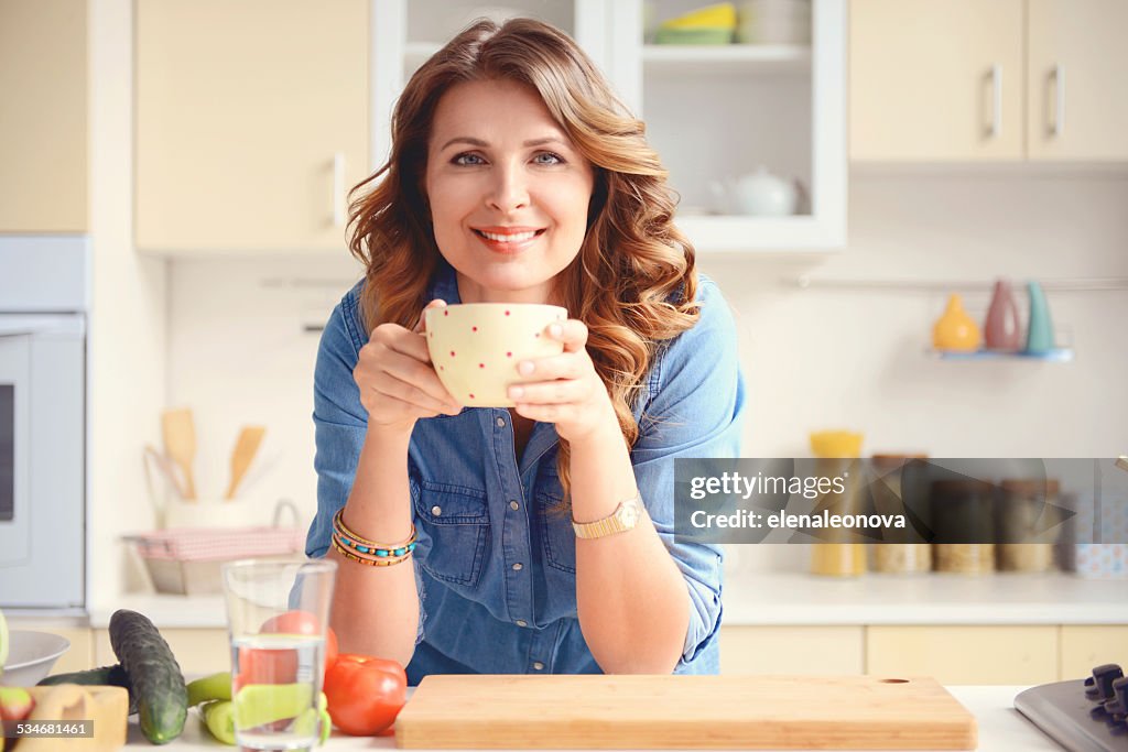 Belle blonde femme dans la cuisine moderne