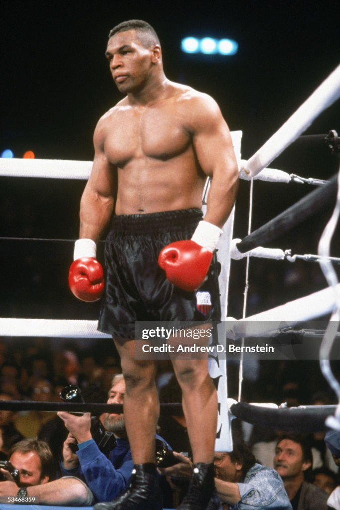 Dunnovan Ruddock Mike Tyson stand ready during a fight against Donovan Ruddock on ...