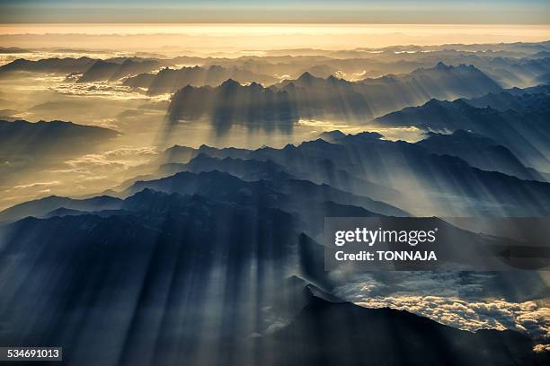 himalaya range and sunray - himalayas sunrise stock pictures, royalty-free photos & images