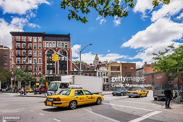 greenwich village, taxi in christopher street - taxi jaune photos et images de collection