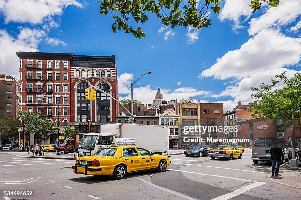 greenwich village, taxi in christopher street - yellow taxi foto e immagini stock