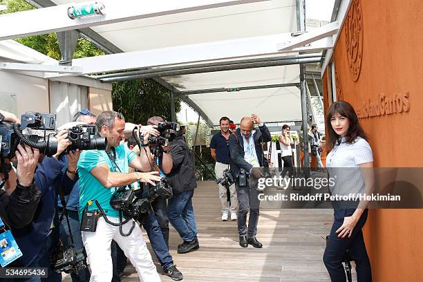 Singer Nolwenn Leroy attends the 2016 French Tennis Open - Day Six at Roland Garros on May 27, 2016 in Paris, France.