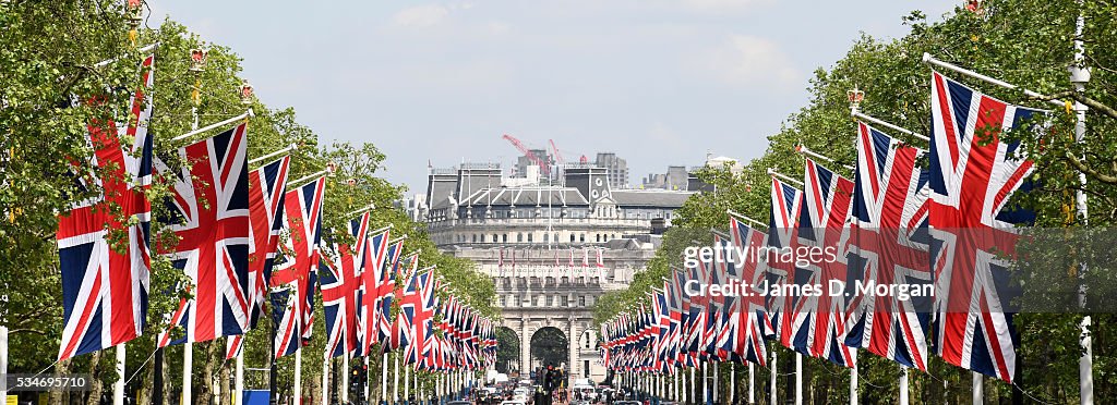 Londoners Bask In Some Warm Weather Ahead Of The Bank Holiday Weekend