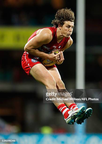 Kurt Tippett of the Swans marks the ball during the 2016 AFL Round 10 match between the Sydney Swans and the North Melbourne Kangaroos at the Sydney...