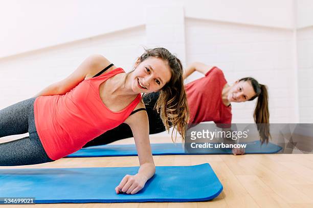 andar exercício, o'side plank', em uma sala de ginástica - yoga studio - fotografias e filmes do acervo