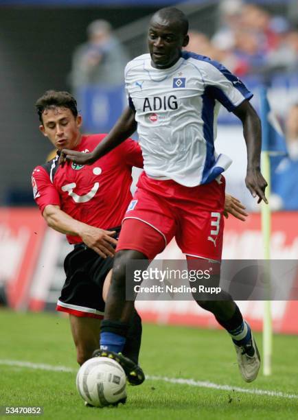 Chavdar Yankow of Hanover competes with Thimothee Atouba of HSV during the Bundesliga match between Hamburger SV and Hanover 96 at the AOL Arena on...
