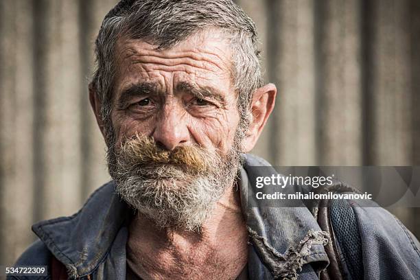 ritratto di uomo senzatetto - mendicante foto e immagini stock