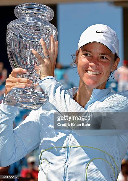 Lindsay Davenport holds up her trophy after defeating Amelie Mauresmo of France during the finals of the Pilot Pen Tennis tournament on August 27,...