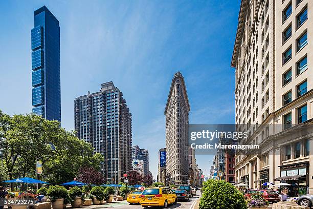 flatiron district, view near flatiron building - flatiron building stockfoto's en -beelden