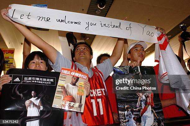 Fans welcome US NBA star Tracy McGrady of the Houston Rockets on his arrival at Beijing Capital International Airport on August 28, 2005 in Beijing,...