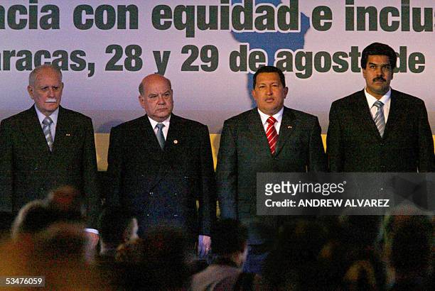 El vicepresidente de Venezuela Jose Vicente Rangel, el secretario general de la OEA, Jose Miguel Insulza, el presidente venezolano Hugo Chavez y el...