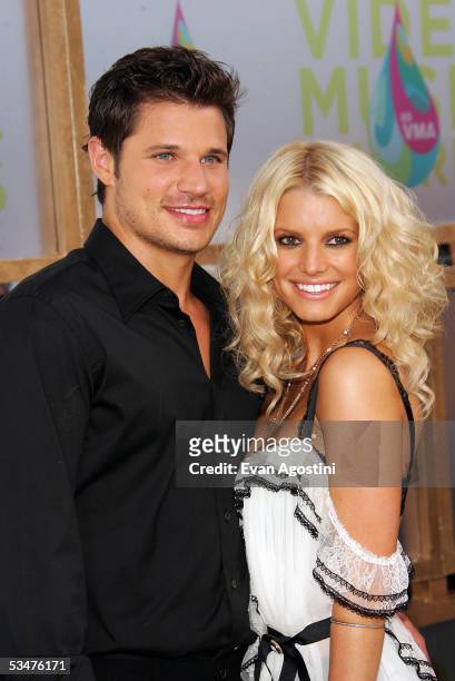 Jessica Simpson and Nick Lachey arrive at the 2005 MTV Video Music Awards at the American Airlines Arena on August 28, 2005 in Miami, Florida.