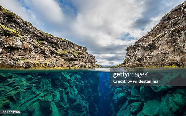 silfra crack above and below water - plate tectonics fotografías e imágenes de stock