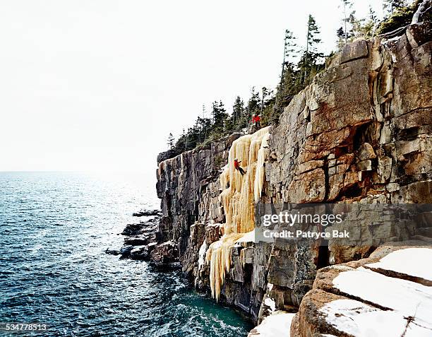 winter ice climbing in acadia park - insel mount desert island stock-fotos und bilder