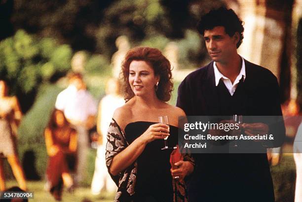 Italian actors Stefania Sandrelli and Francesco Siciliano drinking in Stealing Beauty. Italy, 1996