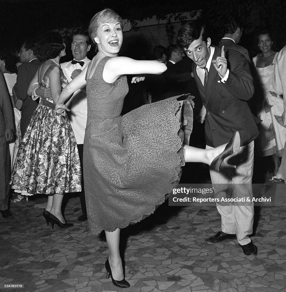 Giulietta Masina dancing