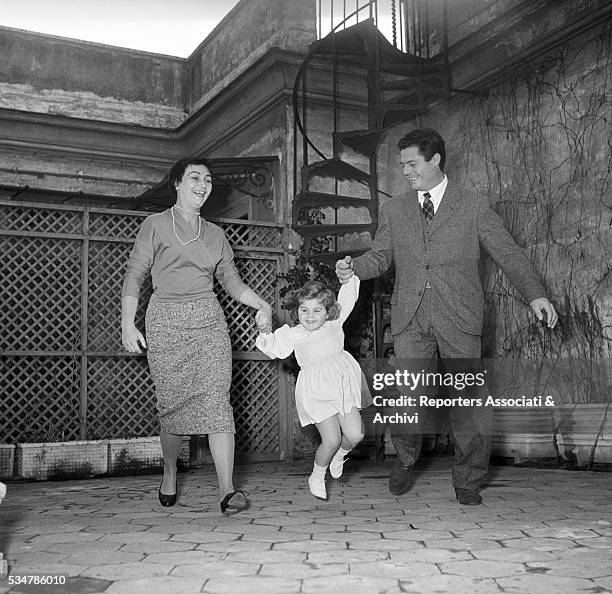 Italian actor Marcello Mastroianni and his wife Flora Carabella holding by the hands their daughter Barbara. 1955