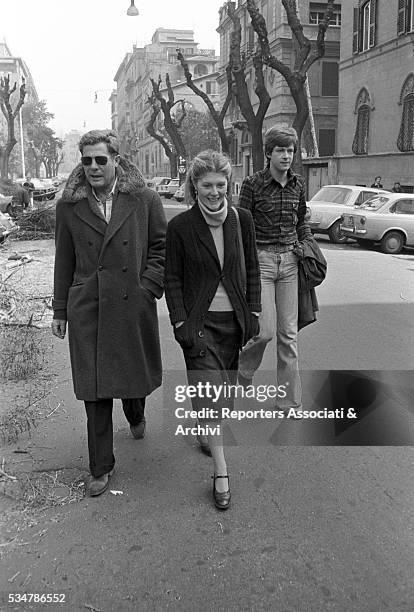 Italian actor Marcello Mastroianni with his daughter Barbara and his son-in-law down their house on via Pompeo Magno in Rome. Rome, 1977