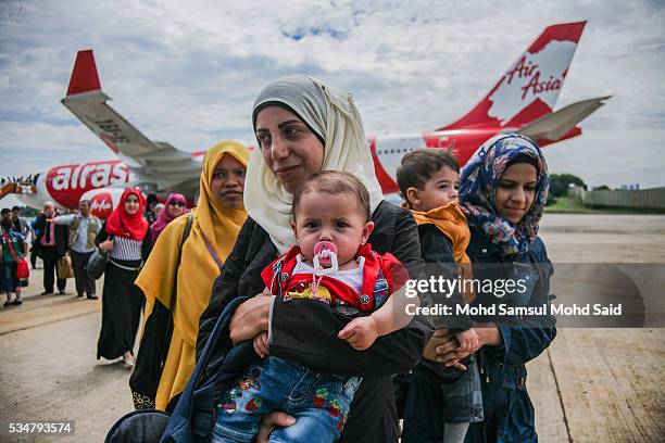 Syrian migrants, from the Bekka Valley refugee camp in Lebanon, arrive with their children at the Royal Malaysian Air Force Base on May 28, 2016 in...