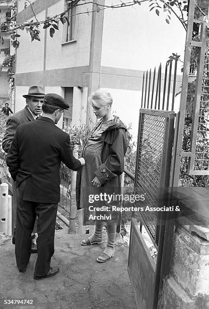 Italian director Luigi Comencini and German actress Elke Sommer with a fake bump during a break on the set of the segment Treatise on Eugenics from...