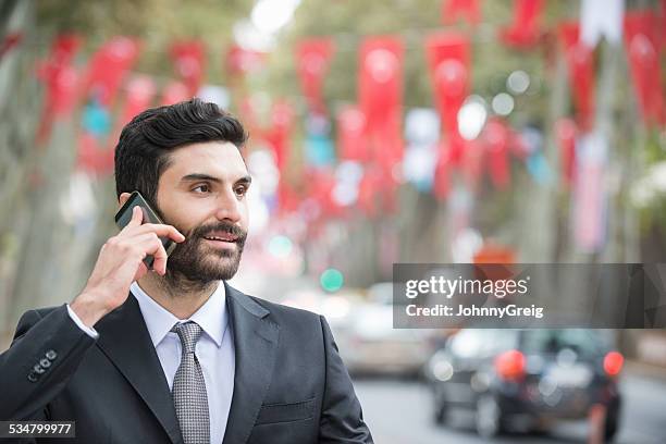 geschäftsmann beantwortung smartphone auf straße in istanbul - türkei stock-fotos und bilder