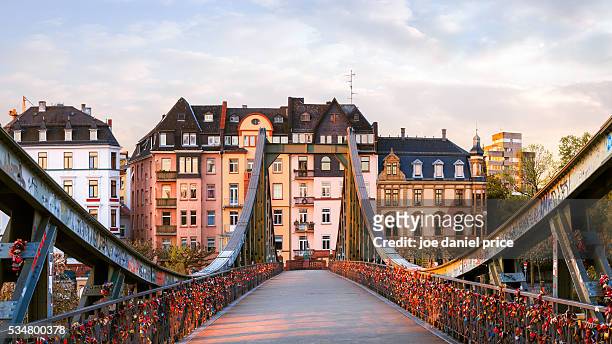 the eiserner steg (iron bridge), frankfurt, hessen, germany - hesse germany stock-fotos und bilder