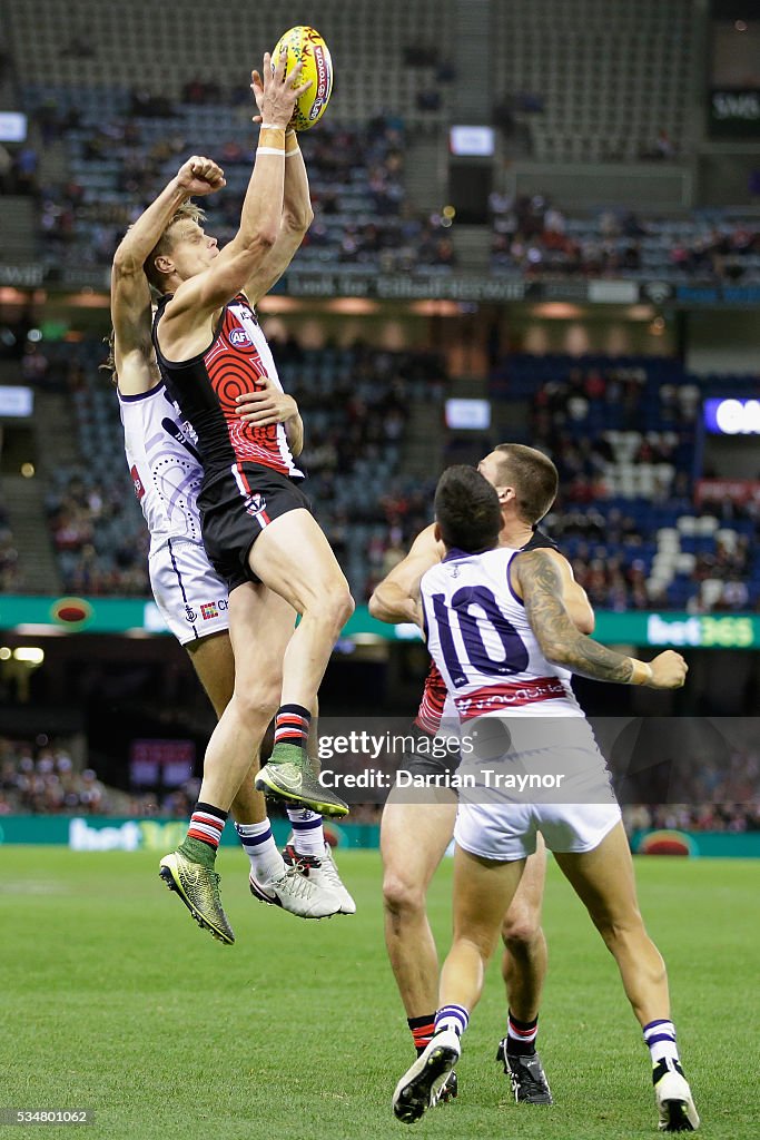 AFL Rd 10 - St Kilda v Fremantle