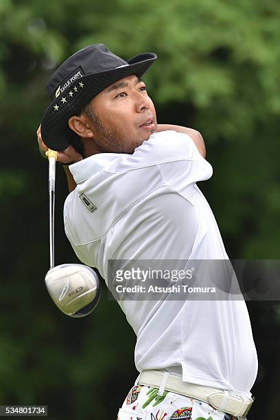 Shingo Katayama of Japan hits his tee shot on the 6th hole during the 3rd round of the Mizuno Open at JFE Setonaikai Golf Club on May 28, 2016 in...