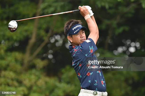 Hiroyuki Fujita of Japan hits his tee shot on the 6th hole during the 3rd round of the Mizuno Open at JFE Setonaikai Golf Club on May 28, 2016 in...