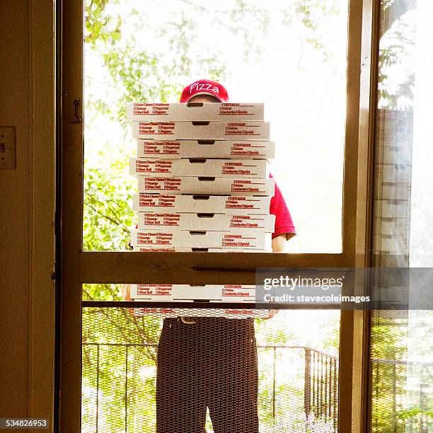pizza delivery person - hauszustellung stock-fotos und bilder