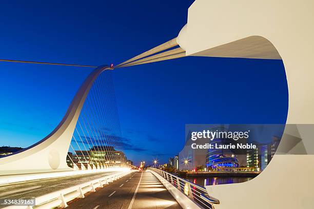 samuel beckett bridge at dusk, dublin, ireland - samuel beckett bridge stockfoto's en -beelden