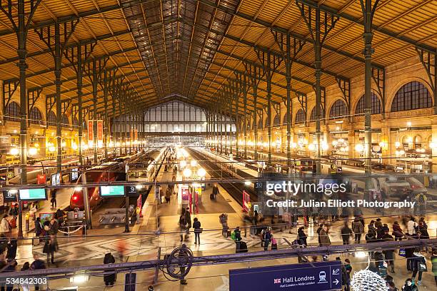 passengers passing through gare du nord, paris - bahnhof gare du nord stock-fotos und bilder