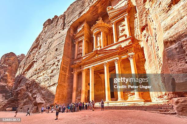 the treasury at petra - petra fotografías e imágenes de stock