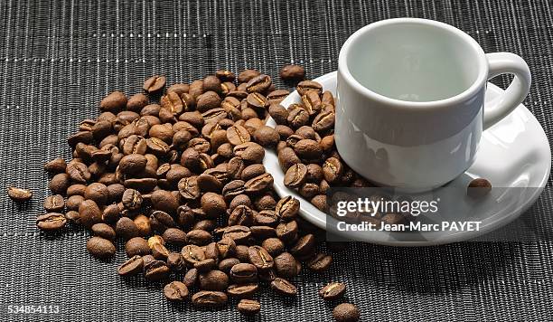 empty coffee cup and coffee bean - jean marc payet photos et images de collection