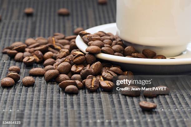 coffee bean and coffee cup - jean marc payet photos et images de collection