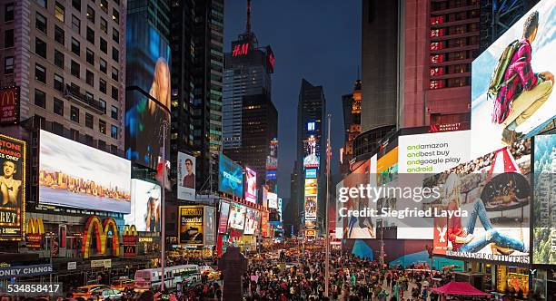 times square at dusk - distrito de los teatros de manhattan fotografías e imágenes de stock