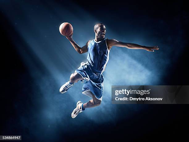 jugador de baloncesto en tiro desde el aire - athlete fotografías e imágenes de stock