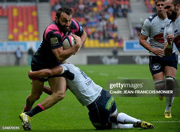 Stade Francais Paris' Jeremy Sinzelle runs with the ball during the French Top 14 rugby union match between Agen and Stade Français on May 28, 2016...