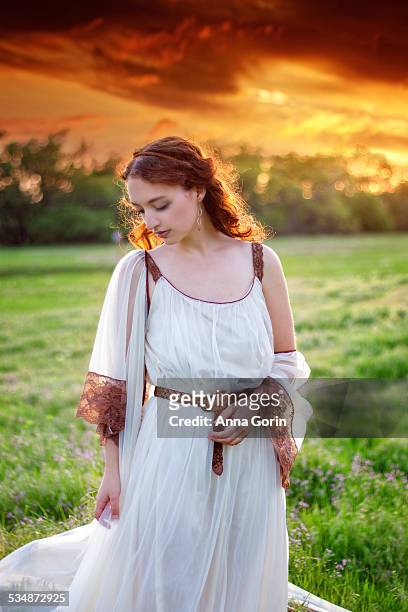  fotos e imágenes de Vestido Estilo Griego - Getty Images