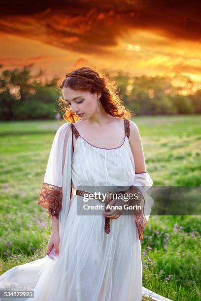fotos e imágenes de Vestido Estilo Griego - Getty Images fotos e imágenes de Vestido Estilo Griego - Getty Images