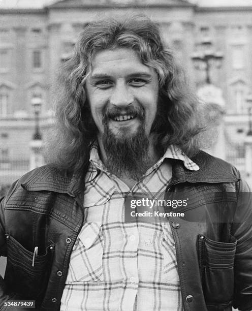 Scottish comedian Billy Connolly in front of Buckingham Palace during a visit to London, 26th July 1974.