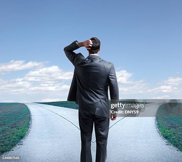 ejecutivo presentan con sólo será como la famosa bifurcación en la calle - encrucijada en el camino fotografías e imágenes de stock