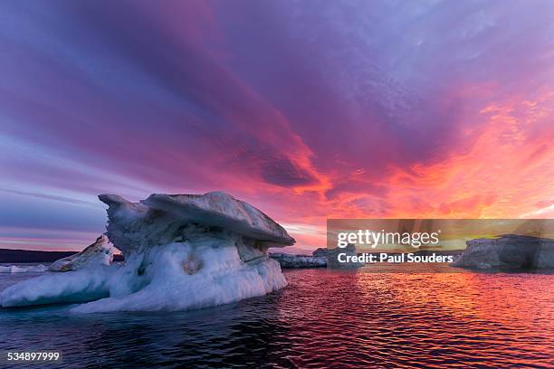 melting sea ice at sunset, hudson bay, canada - nunavut foto e immagini stock