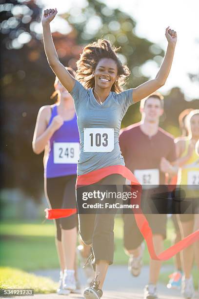 cross country race - mixed race woman stockfoto's en -beelden