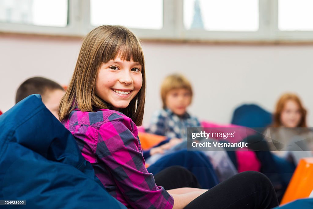 Niedliche Kinder sitzen und Kommunikation