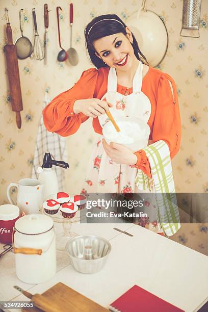 young woman in the kitchen - 1950s housewife stockfoto's en -beelden