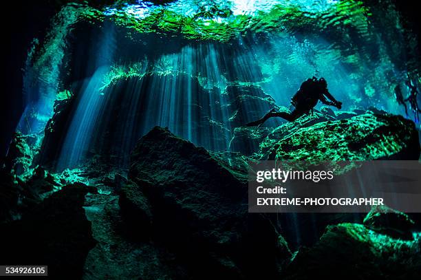 mergulhador embaixo d'água, cavernas em - spelunking - fotografias e filmes do acervo