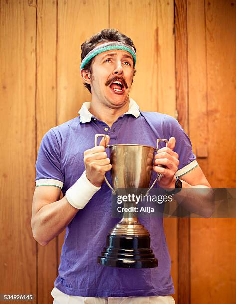 homem com troféu - bigode imagens e fotografias de stock