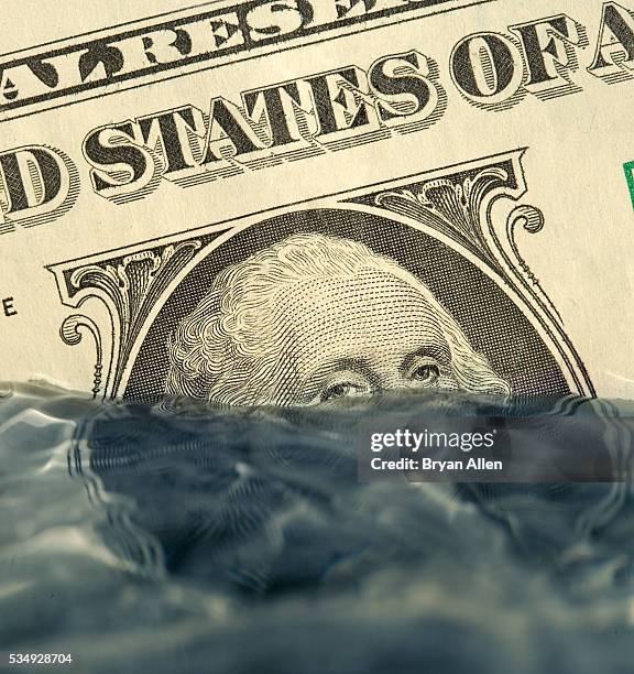 sinking us dollar - reserva federal imagens e fotografias de stock