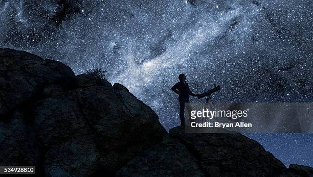 man stargazing in desert - astronomia foto e immagini stock